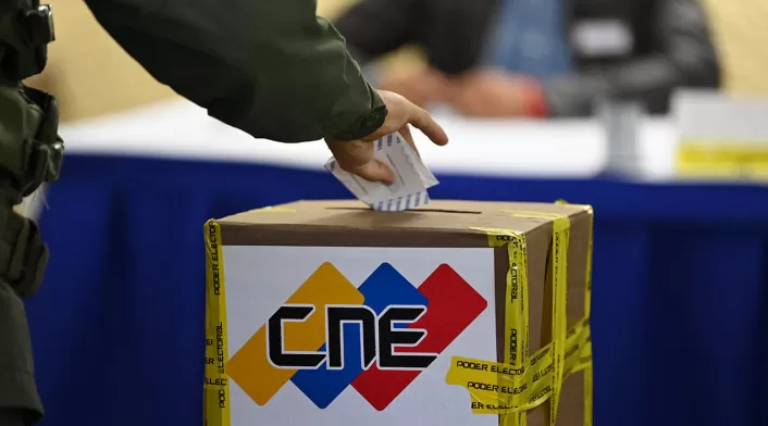 Ciudadanos acuden a votaciones en Venezuela