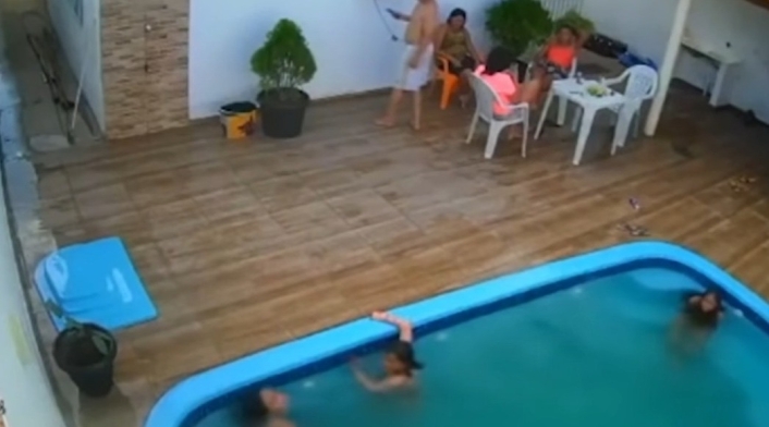 Niña casi muere succionada por una piscina