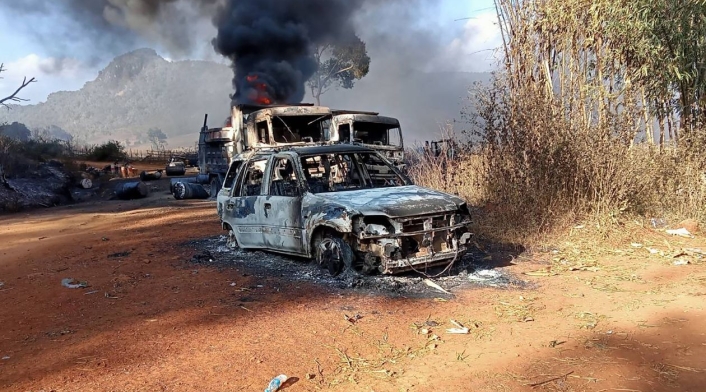 Carros calcinados en Birmania