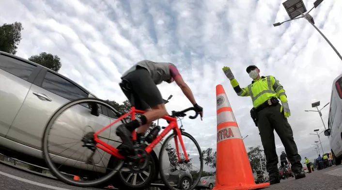 Ciclistas en las vías Ciclistas pueden transitar en las vías pero deben cumplir las señales de tránsito