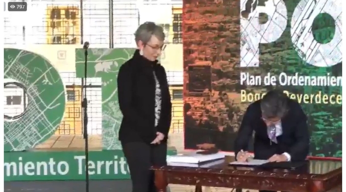 Claudia López firmó el POT de Bogotá Claudia López firmó el POT de Bogotá