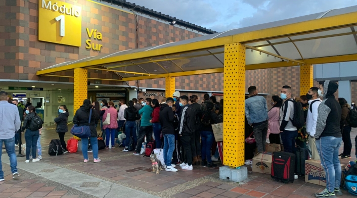 Largas filas en la terminal de transportes de Bogotá