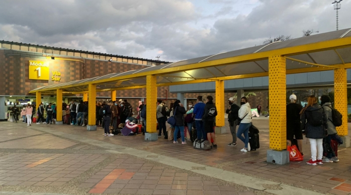 Congestión de viajeros en la terminal de transporte de Bogotá