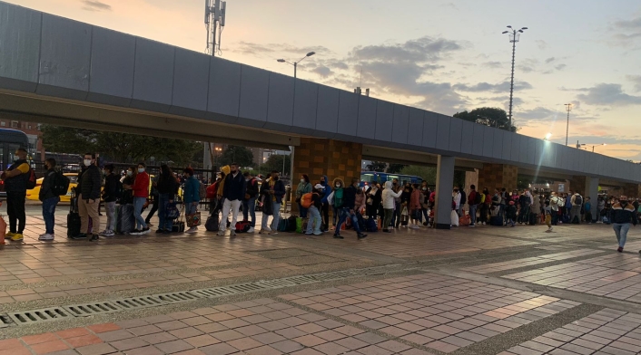 Viajeros buscan un pasaje en la terminal de transportes de Bogotá