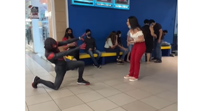 Hombre disfrazado de Spiderman pide a amiga ser su novia