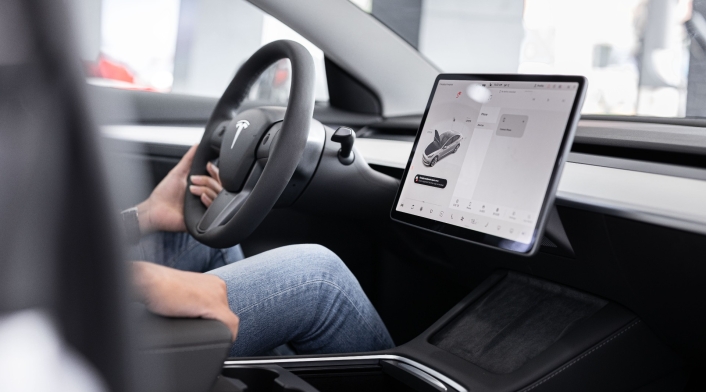 Tesla investigado por tecnología de sus carros