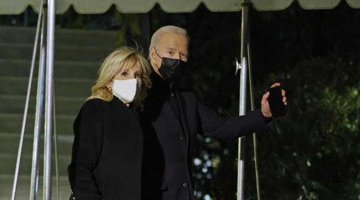 Joe Biden y su esposa Jill Biden Joe Biden y su esposa Jill Biden saliendo de la Casa Blanca