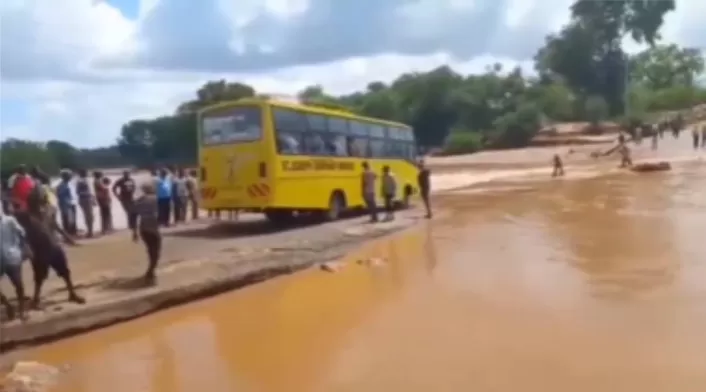 Kenia 20 muertos en bus arrastrado por crecida de río Kenia 20 muertos en bus arrastrado por crecida de río