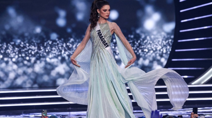 Miss Paraguay desfila en traje de gala en Miss Universo 2021