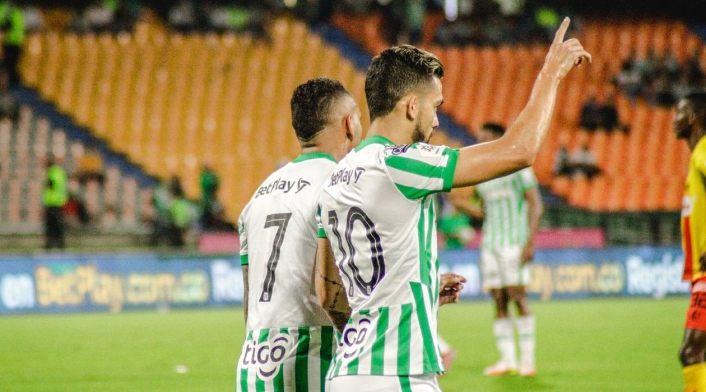 Atlético Nacional en el campo de juego Atlético Nacional