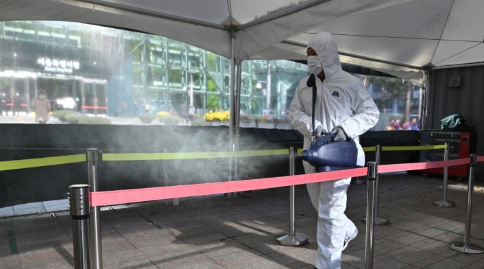 Omicron en Corea del Sur Hombre desinfecta lugar en Corea del Sur por la aparición de Omicron