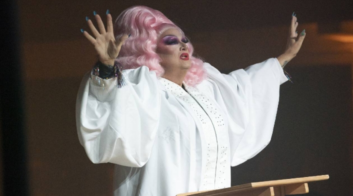 Pastor vestido de Drag Queen