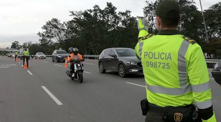 Carros movilizándose sobre la Autopista Norte