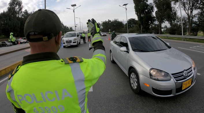 Policías dando vía en la salida norte de Bogotá