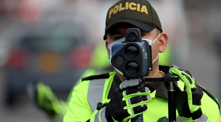 Con detectores de velocidad policías vigilan la salida de Bogotá