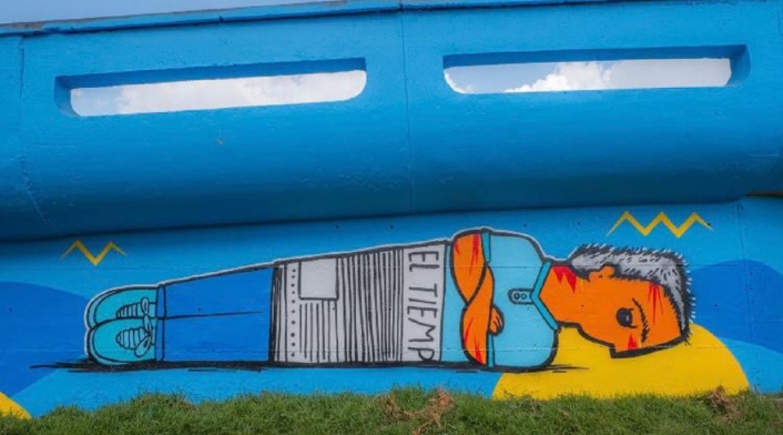 Puente azul agua, en Bogotá