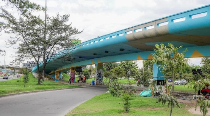 Puente azul pintado, en Bogotá