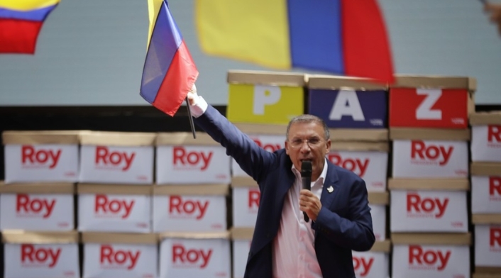 Roy Barreras celebra tras radicar firmas que avalan su candidatura presidencial.