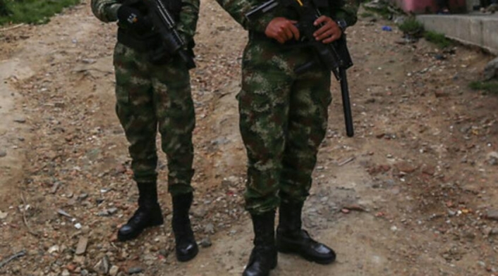 Soldados colombianos Soldados fueron atacados por un compañero en batallón