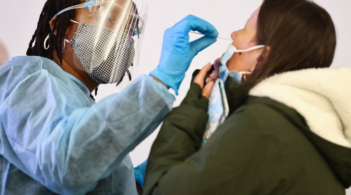 ¿Cuáles son los síntomas de la nueva variante de covid en Colombia? enfermera haciendo Test de Covid-19