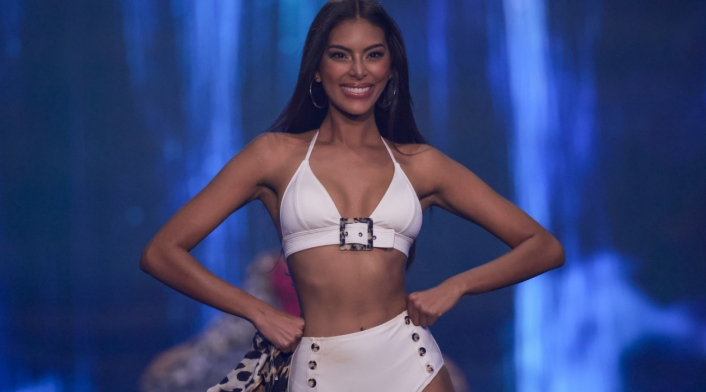 Valeria Ayos Valeria Ayos pasó al Top 10 de Miss Universo 2021
