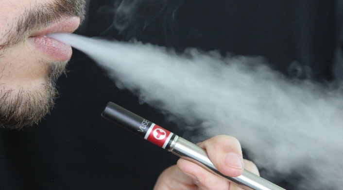 Hombre vapeando Vapear genera disfunción eréctil
