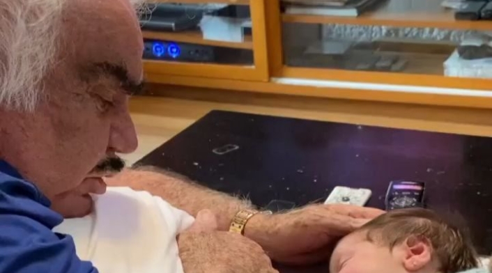 Vicente Fernández le canta a bisnieta Vicente Fernández le canta a bisnieta