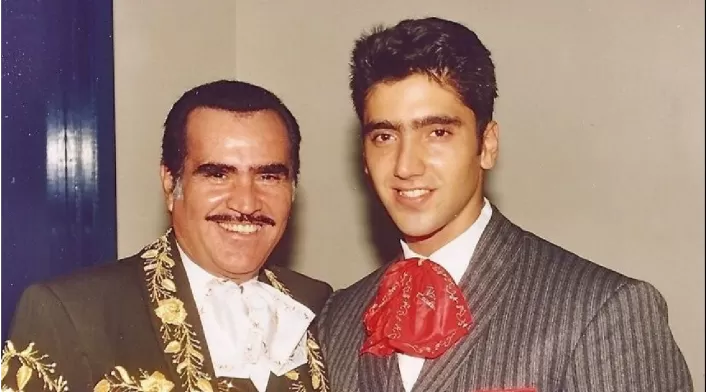 Alejandro Fernández le canta a su padre