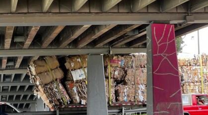 Camión atrapado en puente de la Autonorte con calle 116