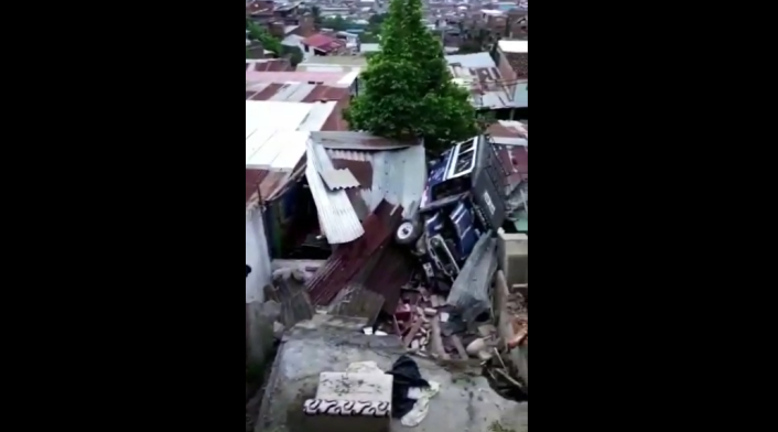 Carro volcado Guala cayó sobre vivienda en Cali