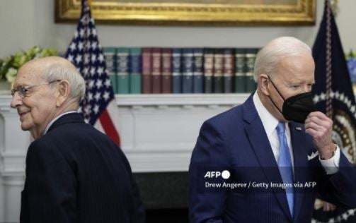 Joe Biden y Stephen Breyer, juez de la Corte Suprema de EE.UU.