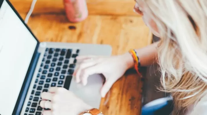Una joven consulta sus redes sociales de Internet