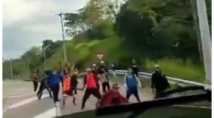 Hombre casi atropella a barristas Hombre casi atropella a barristas