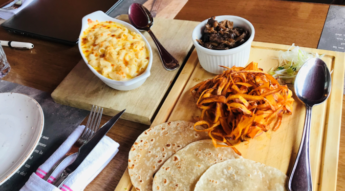 Cortes de carne / Mac & Cheese y taquitos de Rabo de Toro