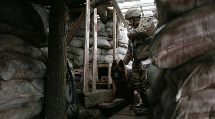 Militar en frontera de Ucrania con Rusia Militar en frontera de Ucrania con Rusia