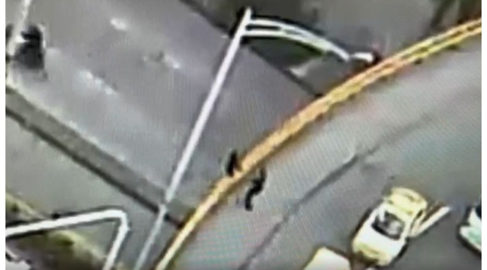 Mujer es salvada para no lanzarse de un puente Mujer es salvada para no lanzarse de un puente