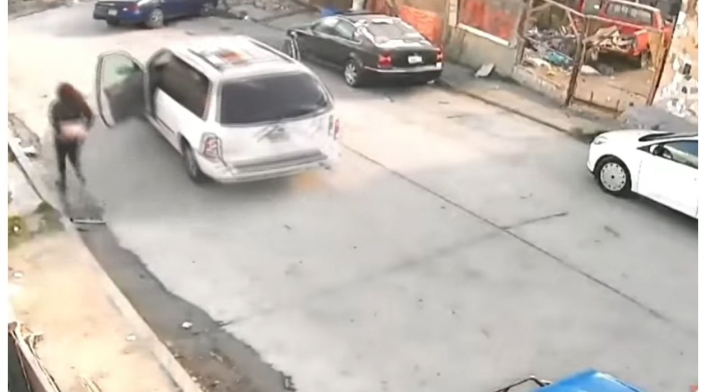 A mujer se le va el carro por un barranco A mujer se le va el carro por un barranco