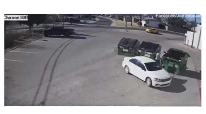 Mujer tira a bebé a la basura Momento en que mujer tira a bebé a la basura