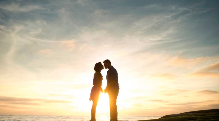 Pareja ante el atardecer