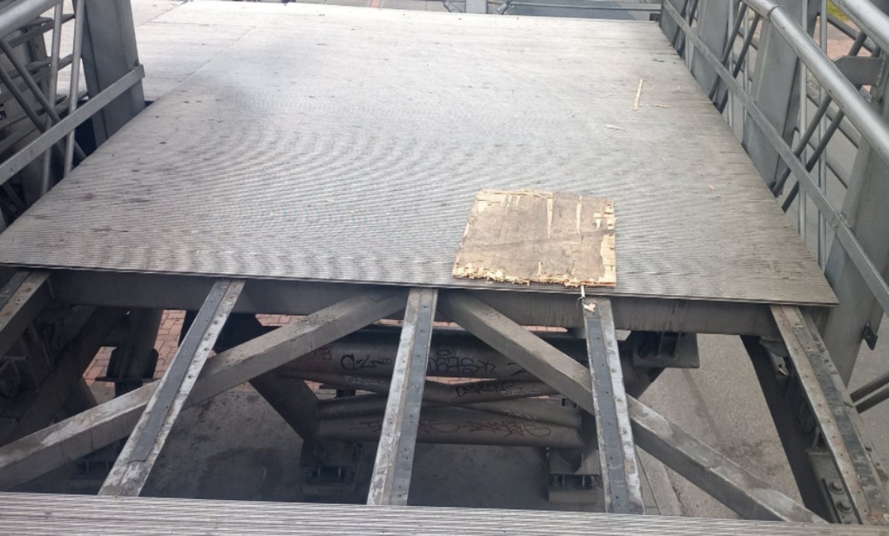 Puente peatonal se convierte en trampa mortal para los bogotanos