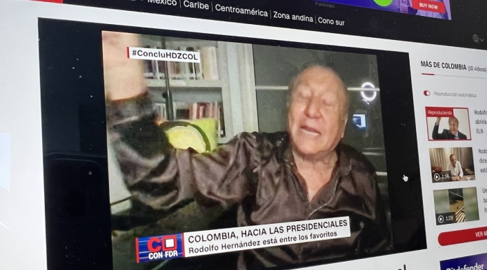 Rodolfo Hernández en pijama Rodolfo Hernández en pijama en plena entrevista