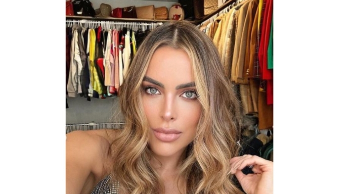 Sara Corrales mostró la cantidad de ropa que tiene en el closet