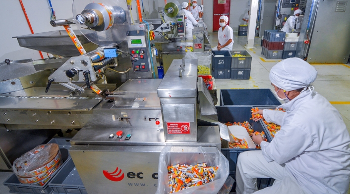 Trabajadores en planta de producción Trabajadores en planta de producción