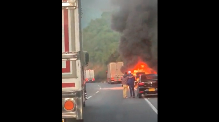 Bloqueo en vía Bogotá - Girardot por incendio de vehículo Bloqueo en vía Bogotá - Girardot por incendio de vehículo