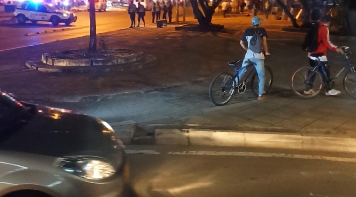 Según las primeras versiones 4 policías quedaron heridos.