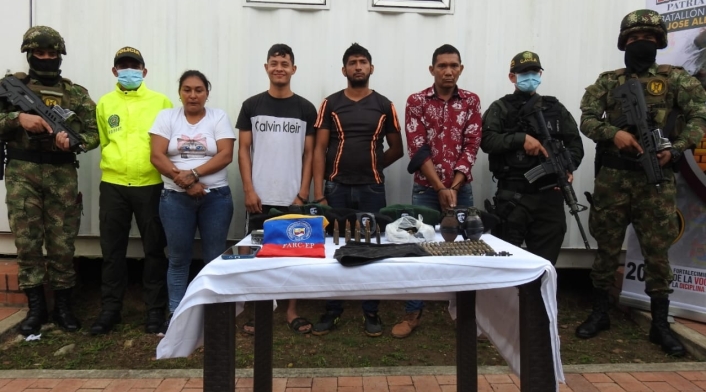 Capturan a tres hombres y una mujer señalados de ser disidentes de las FARC