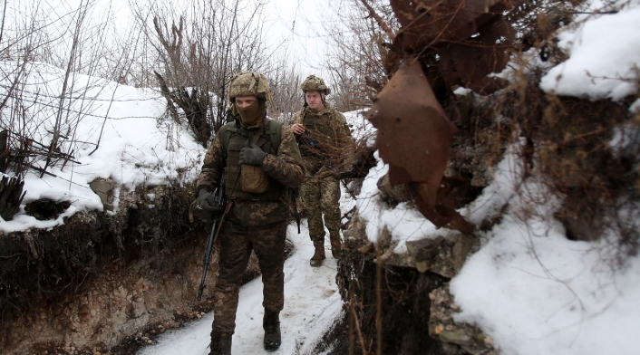 Militares ucranianos caminan por la frontera entre Ucrania y Rusia