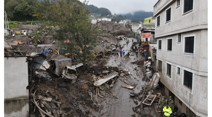 Destrozados carros, viviendas y calles por la avalancha en Ecuador