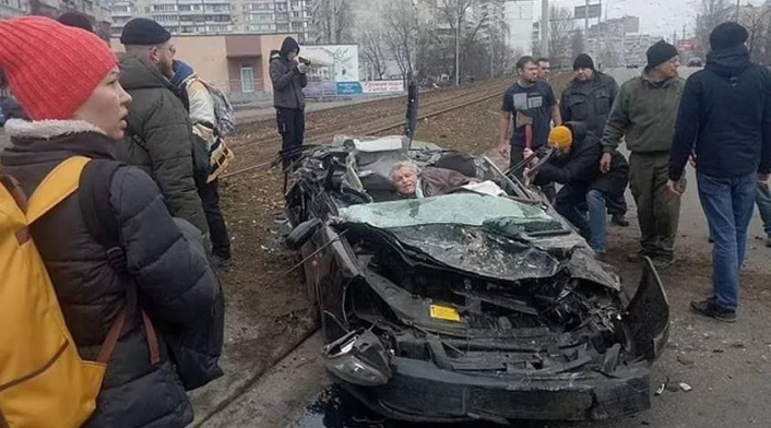 Anciano es aplastado junto con su vehículo por un tanque de guerra de en Kiev