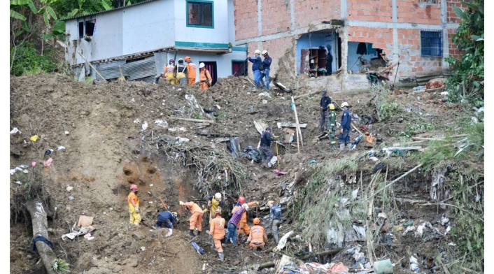 Derrumbe en Pereira Derrumbe en Pereira deja 15 muertos y 34 heridos.